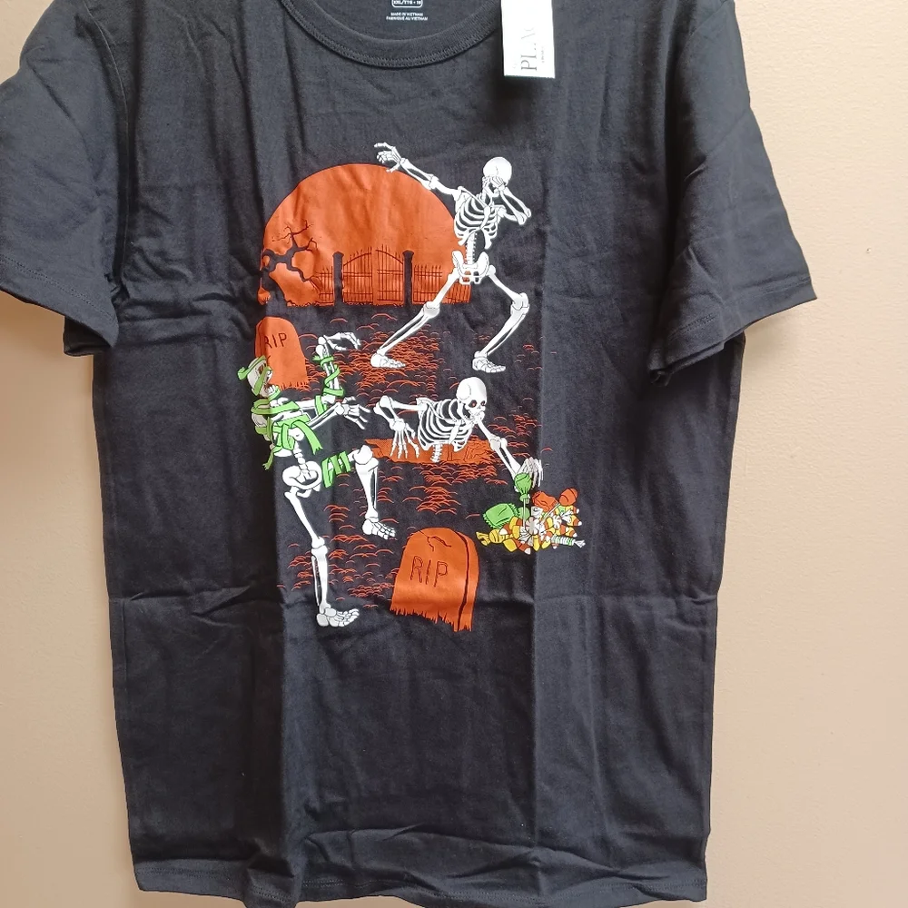 HALLOWEEN tee skeletons in graveyard